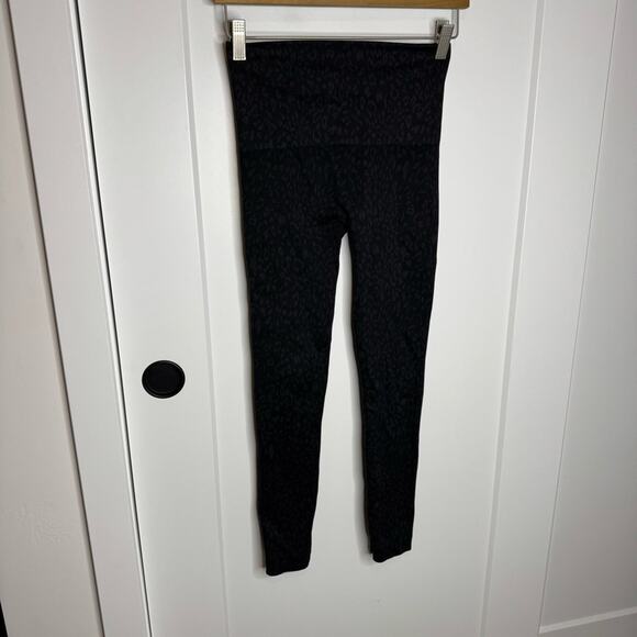 SPANX Look At Me Now Seamless Black Leggings Cheetah Animal Print Size Medium - Picture 2 of 5